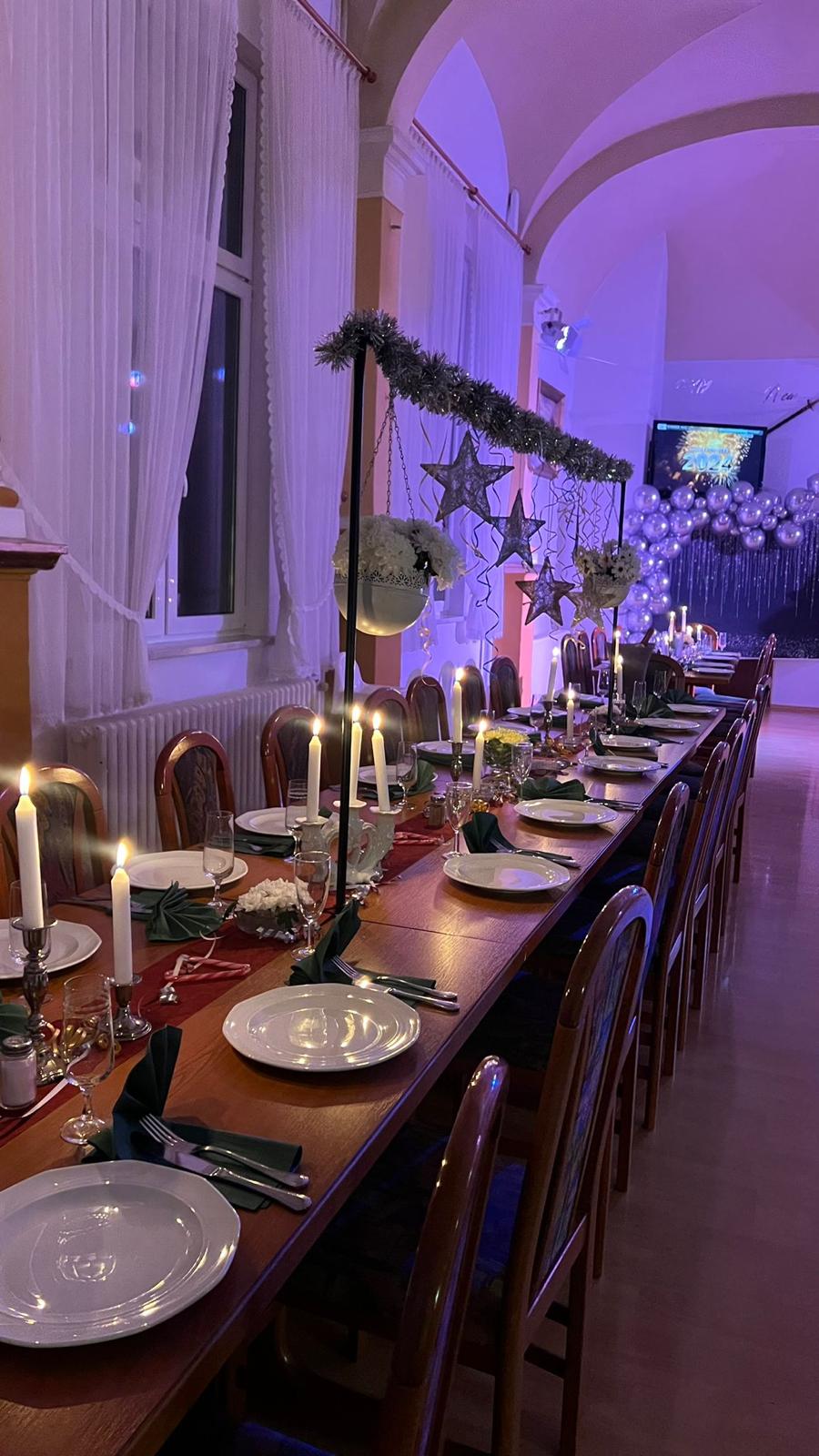 Festlich gedeckte Silvester-Tafel