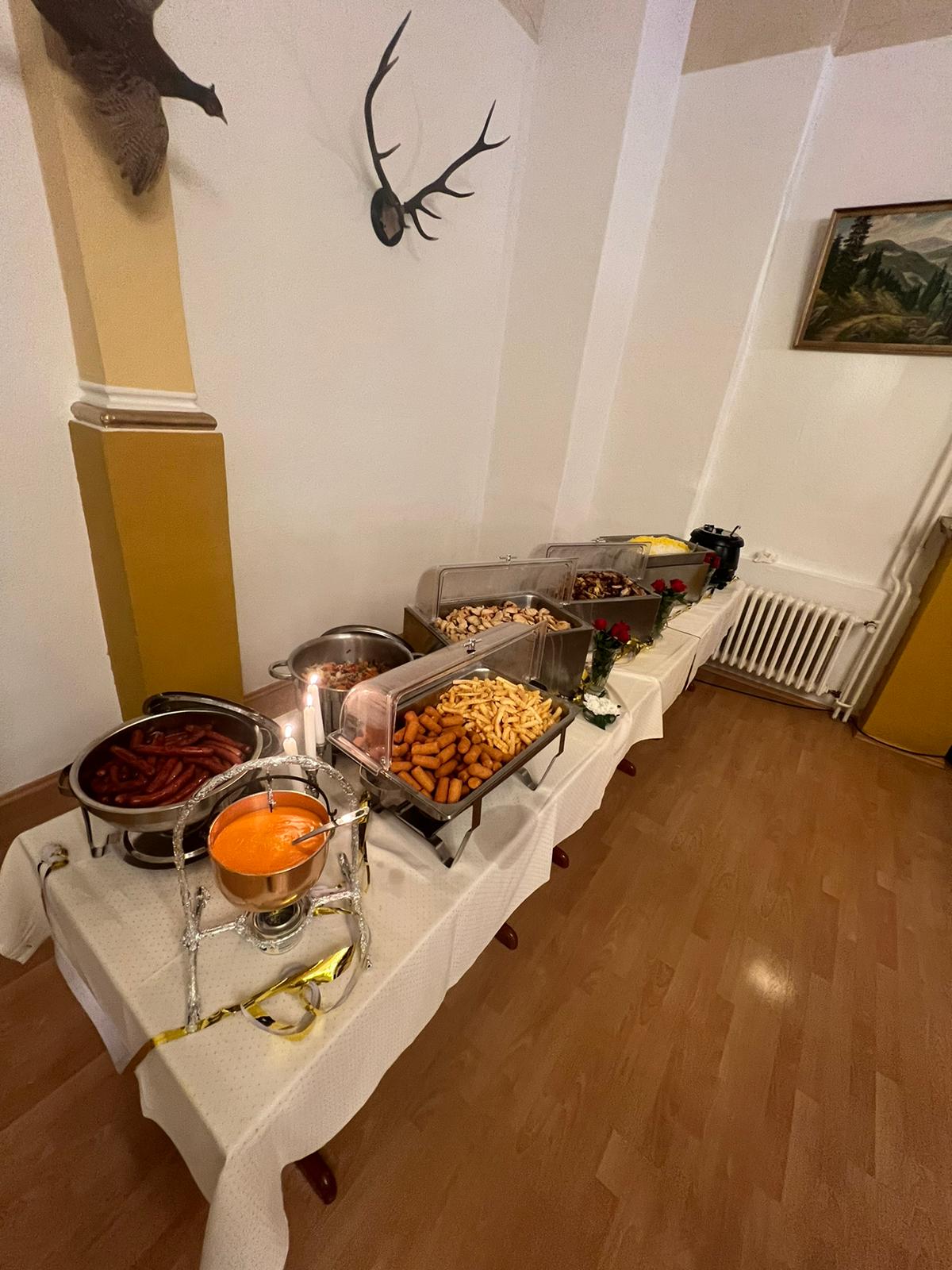 Weihnachts-Buffet mit warmen und kalten Speisen