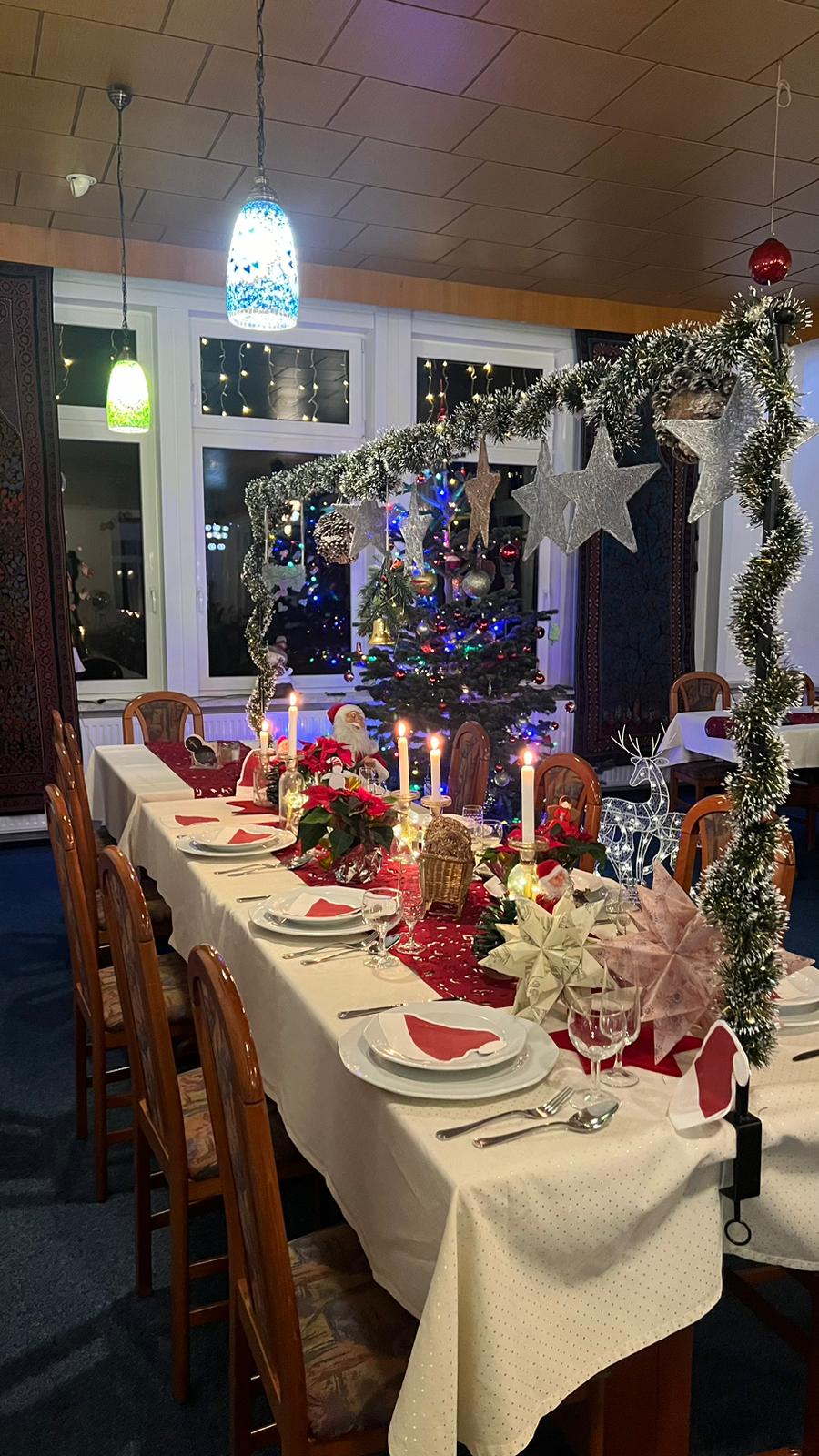 Festlich gedeckte Weihnachts-Tafel